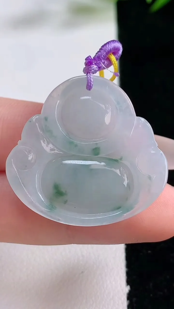 天然A货翡翠飘花佛公吊坠，尺寸29.6-31.6-6，重量:8.04g
12月24日