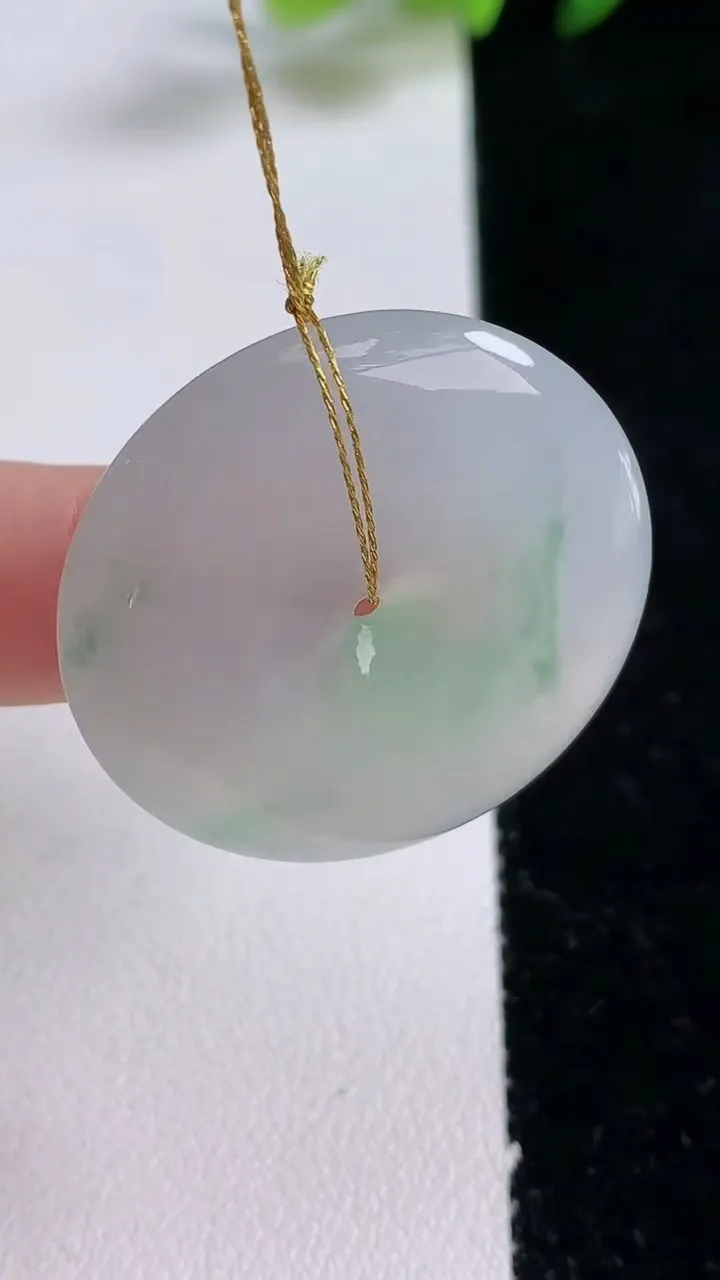 天然A货翡翠平安扣吊坠，尺寸32.2-5.6，重量:13.58g
12月24日