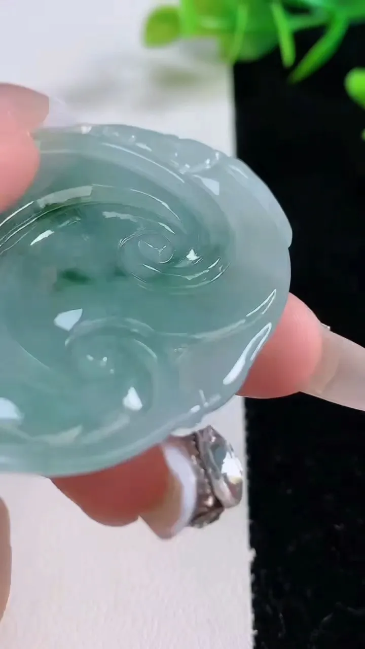 天然A货翡翠飘花如意吊坠，尺寸53-42-5.8，重量:24.05g
12月24日