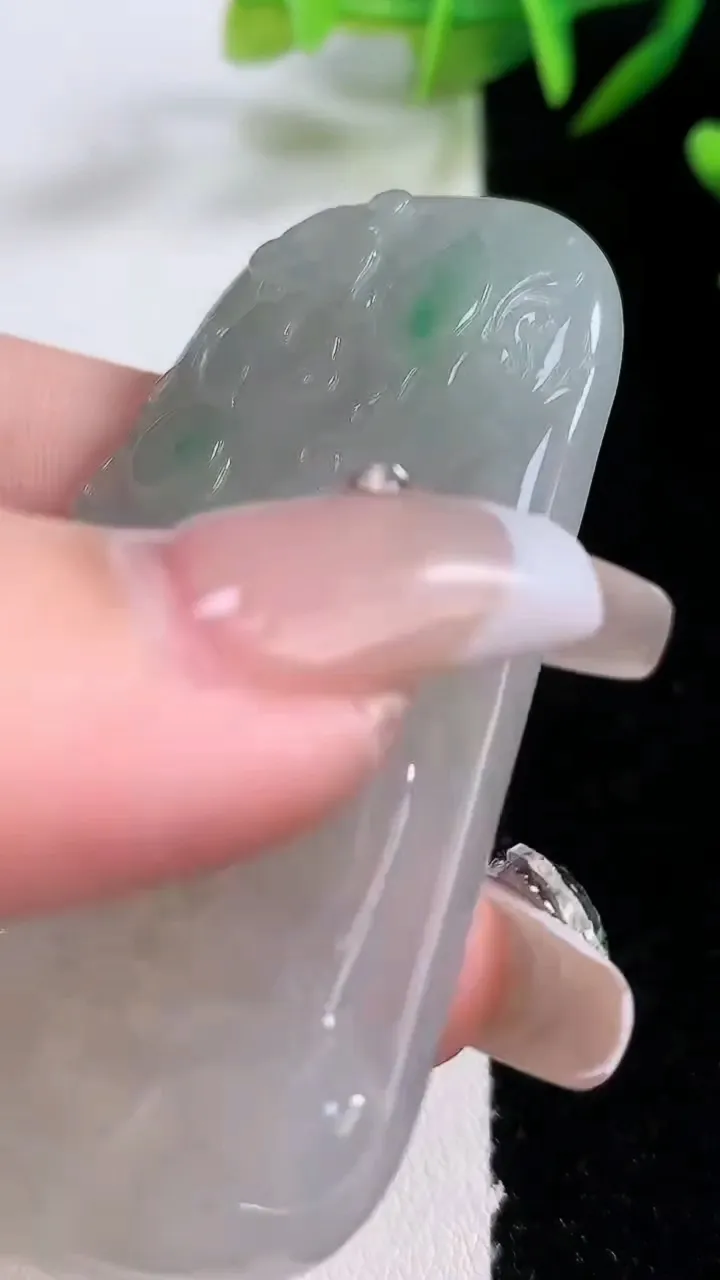 天然A货翡翠大日如来吊坠，尺寸61-37.6-6，重:30.28g
12月24日