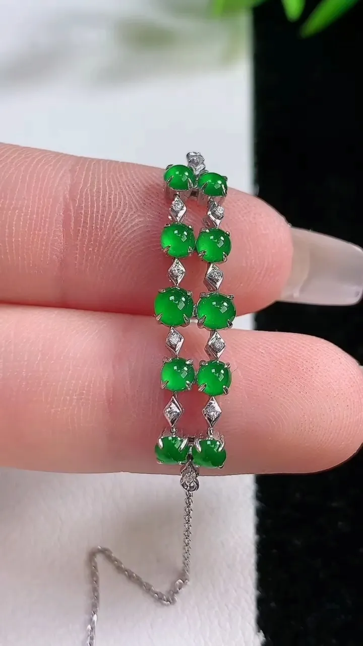 天然A货翡翠蛋面手链，尺寸27.5-7.5-3.3，重:2.24g
12月24日