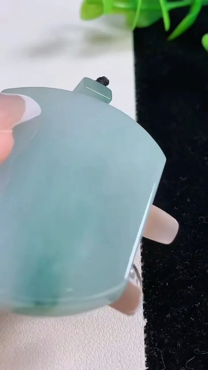 天然A货翡翠飘花无事牌吊坠，尺寸54.2-43.6-6，重量:42.48g
12月24日