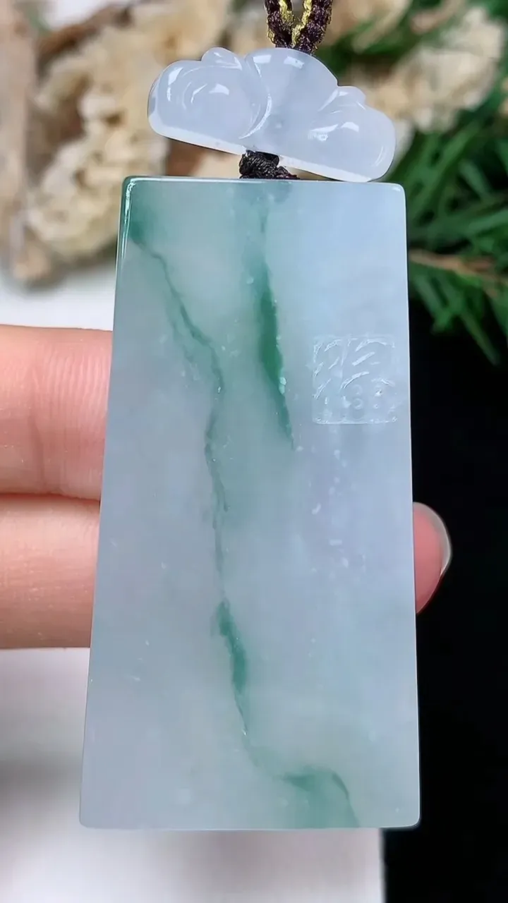 天然A货翡翠飘花无事牌吊坠，尺寸46.7-24.9-6，重量:22.69g
12月24日