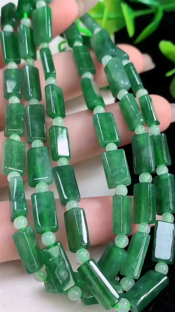 天然A货翡翠无事牌项链，尺寸10.6-6-3.7-52颗，重:37.05g12月24日
工厂直销收藏