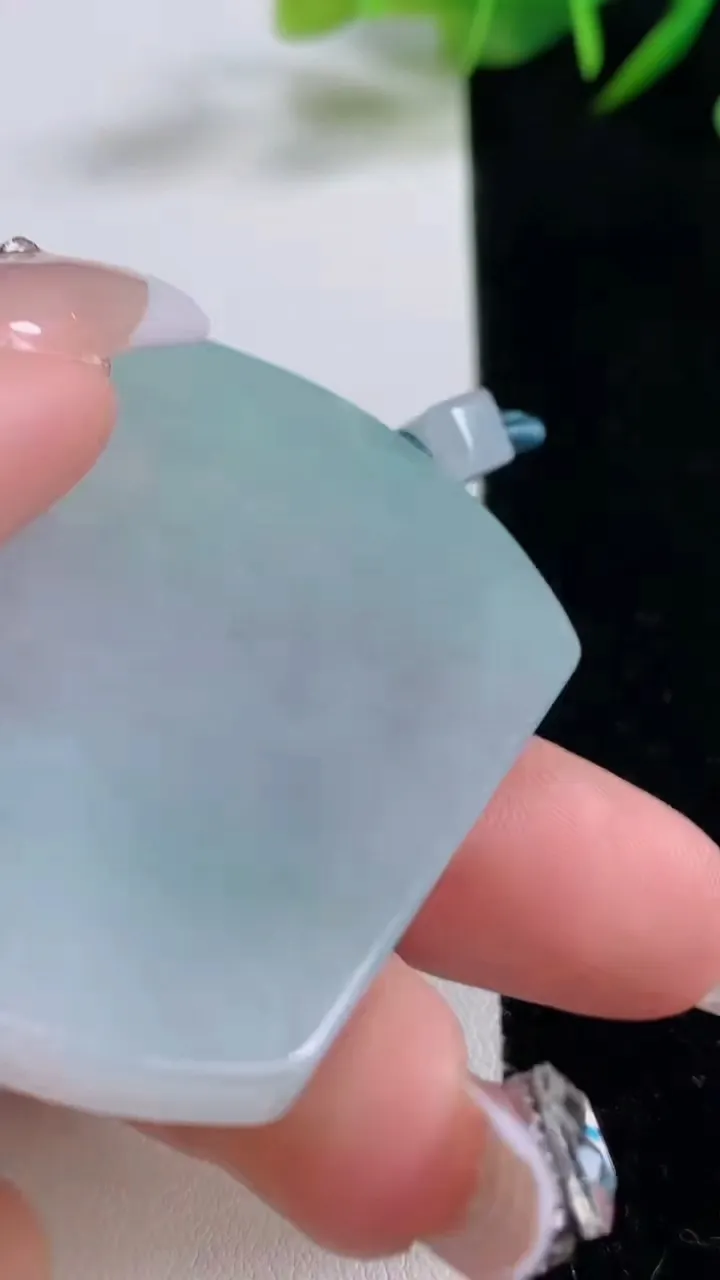 天然A货翡翠无事牌吊坠，尺寸52.8-39.3-4.9，重量:30.73g
12月24日