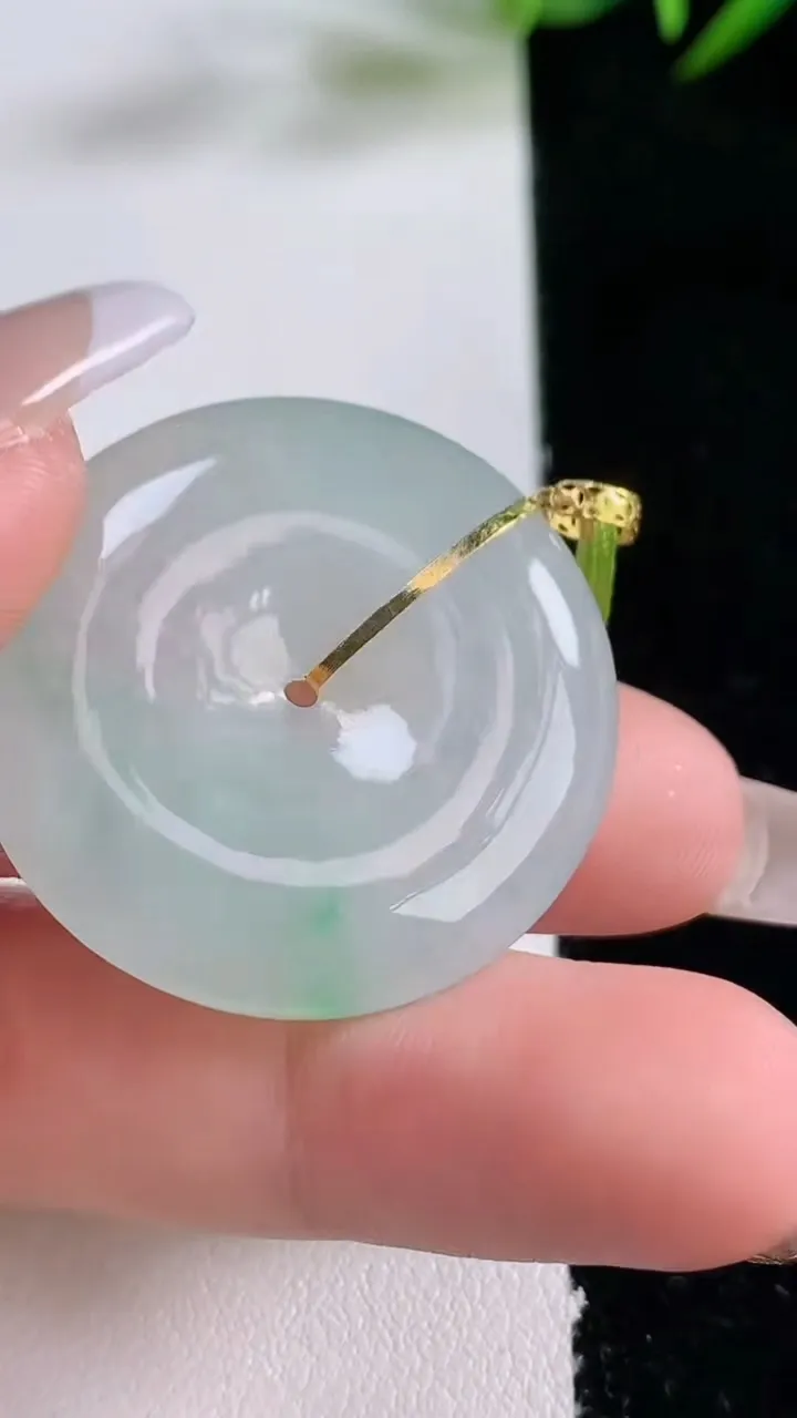 天然A货翡翠平安扣吊坠，尺寸31.5-5.6，重量:11.85g
12月24日