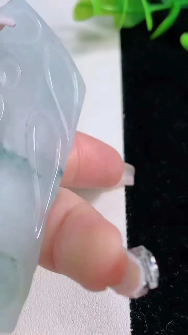 天然A货翡翠飘花文殊菩萨吊坠，尺寸76-48.6-5.4，重量:42.29g
12月24日