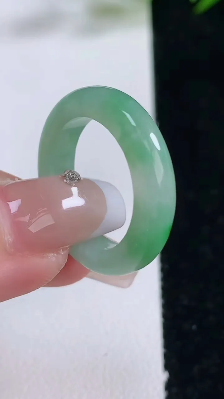 天然A货翡翠指环戒指，尺寸18.2-4.8-3.6，重量:4.36g2025年12月24日
工厂直销收藏佳品,种好水足，色泽均匀，有种有色，上手高大气！