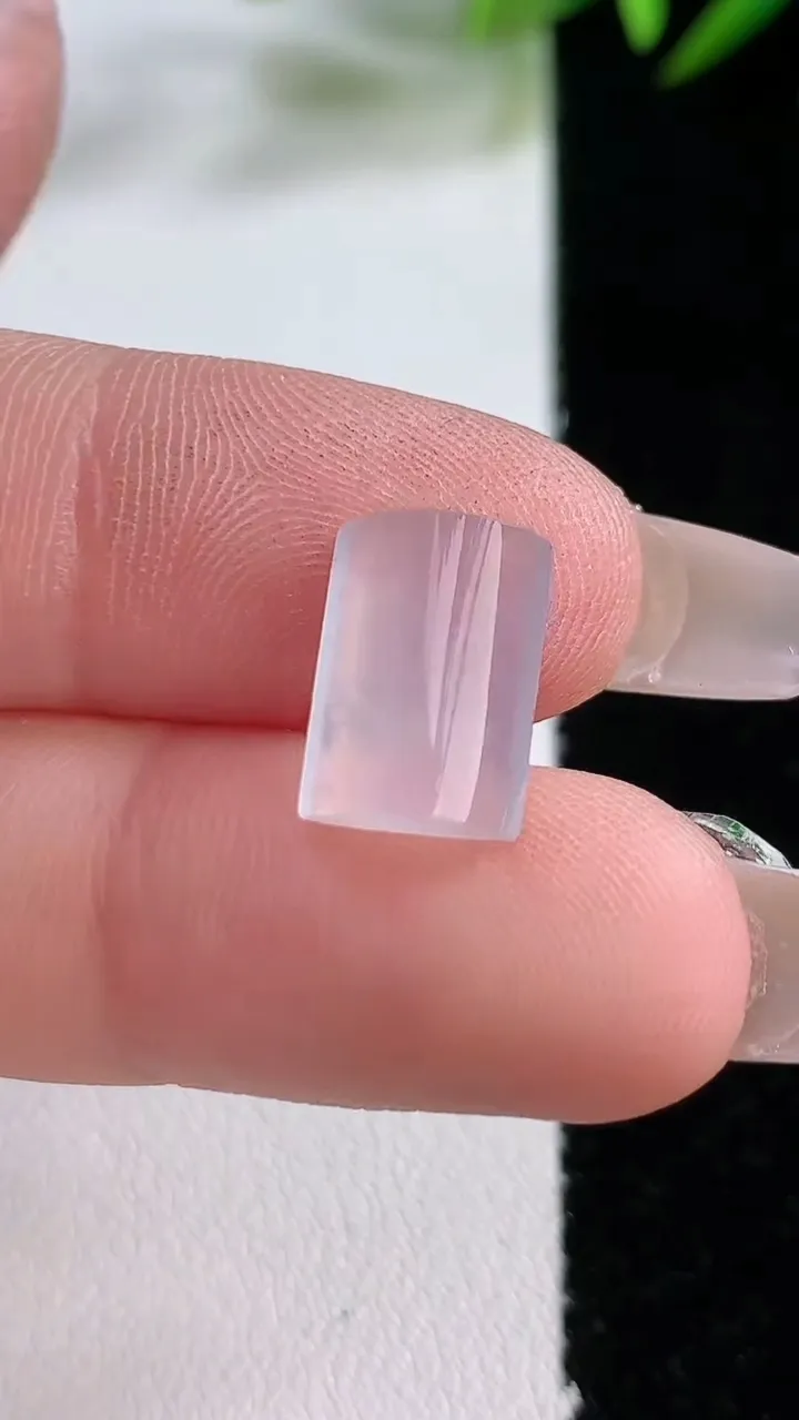 天然A货翡翠马鞍戒面，尺寸12.2-8.4-4，重:0.93g
12月24日