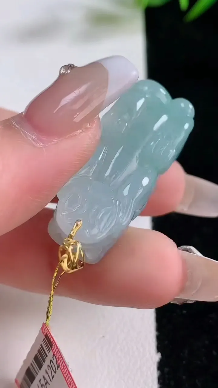 天然A货翡翠貔貅吊坠，尺寸32.7-13.6-14.5，重量:14.97g
12月24日