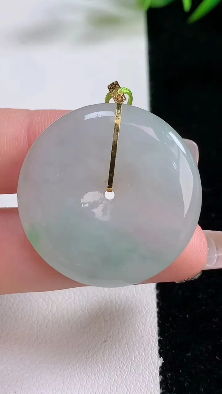 天然A货翡翠平安扣吊坠，尺寸31.5-5.6，重量:11.85g
12月24日