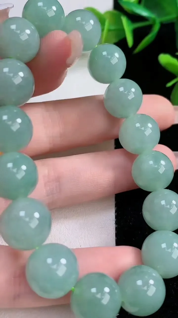 天然A货翡翠圆珠手串，尺寸12.3，重:53.31g12月24日
工厂直销收藏佳品,种好水足，色泽均