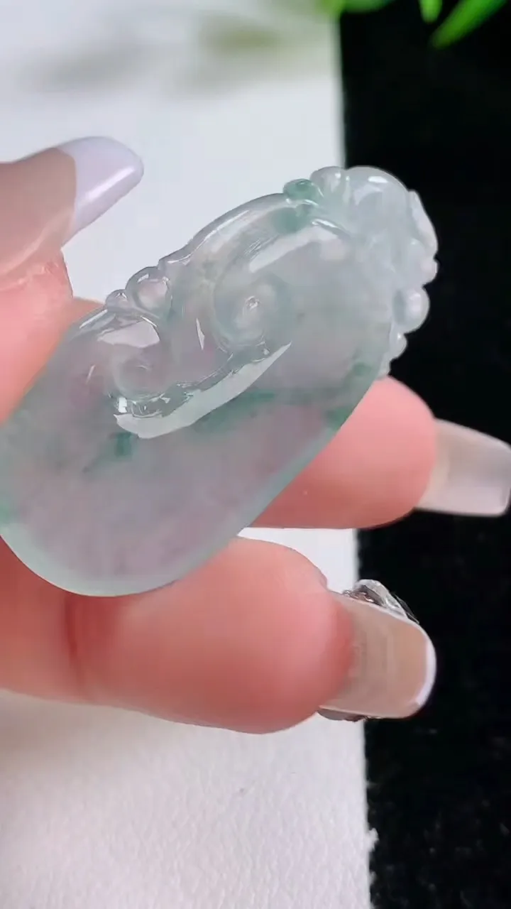 天然A货翡翠冰种飘花如意吊坠，尺寸39-20.4-5.2，重量:7.70g
12月24日