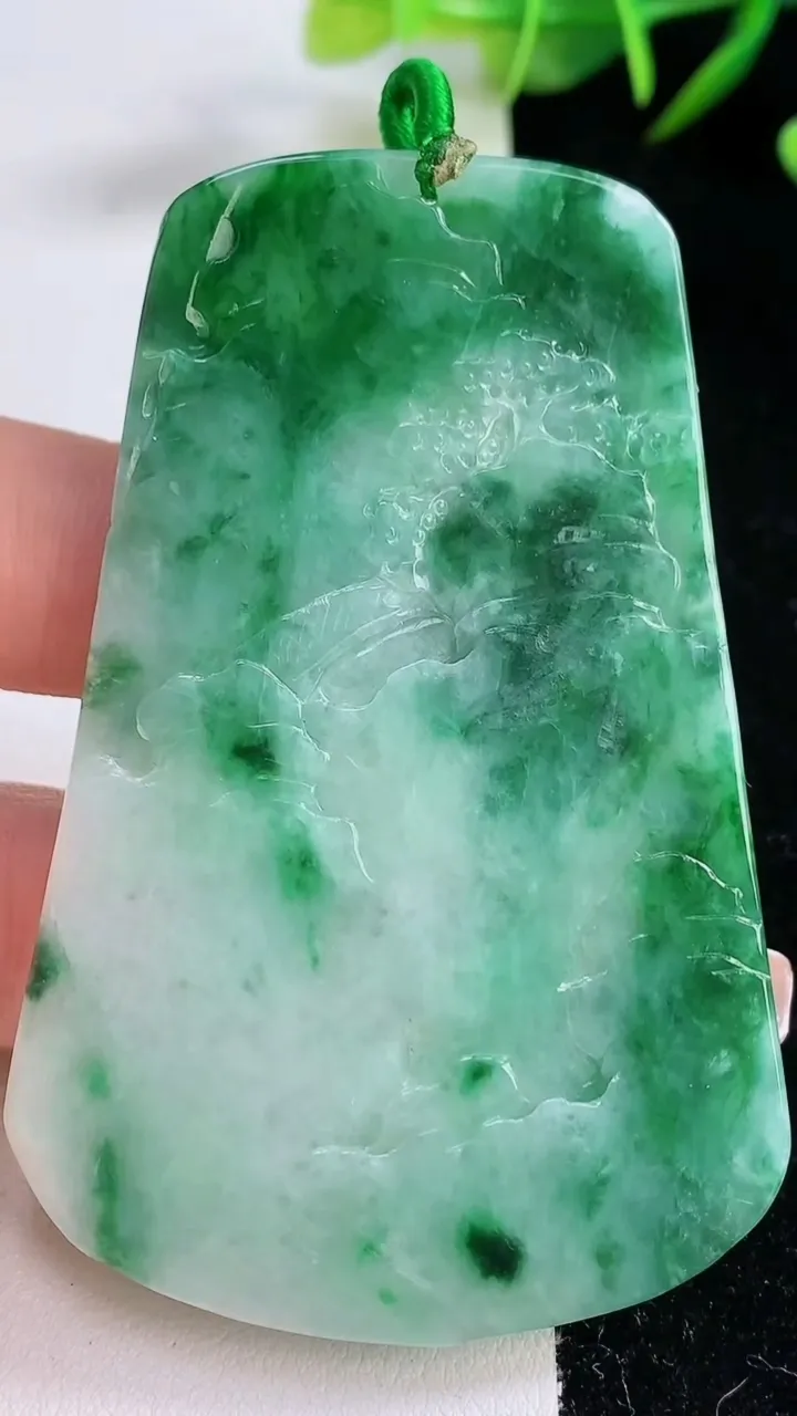 天然A货翡翠山水牌吊坠，尺寸68.4-45.2-5.4，重量:35.34g
12月24日