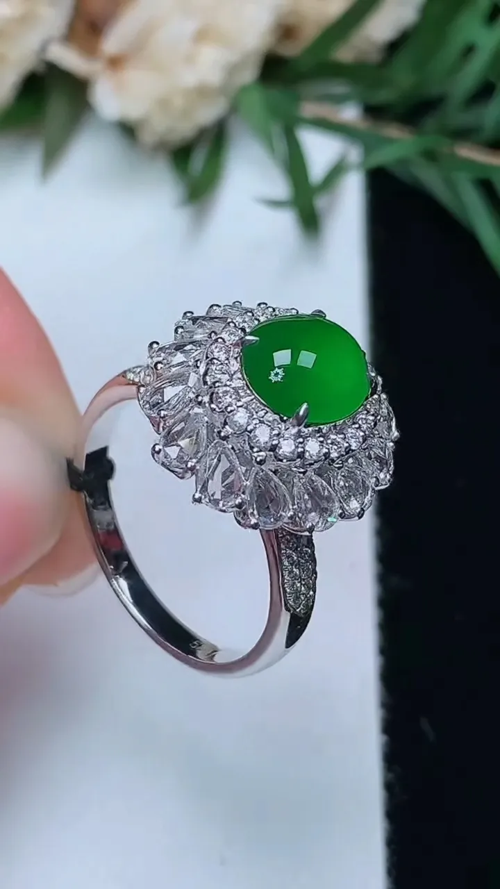 天然A货翡翠蛋面戒指，尺寸17-8-6.9，重量:5.17g2025年12月24日
工厂直销收藏佳品,种好水足，色泽均匀，有种有色，上手高大气！