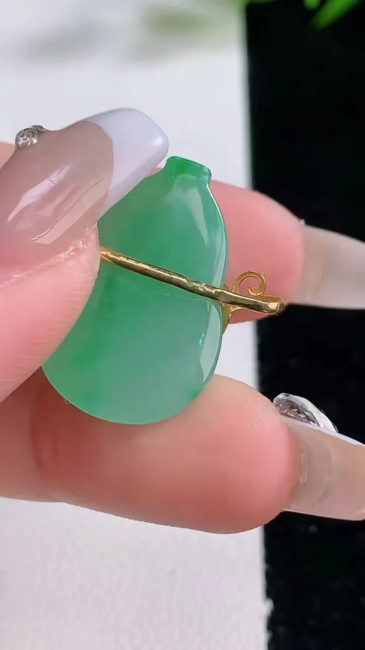 天然A货翡翠葫芦吊坠，尺寸23.3-15-6，重量:3.85g
12月24日