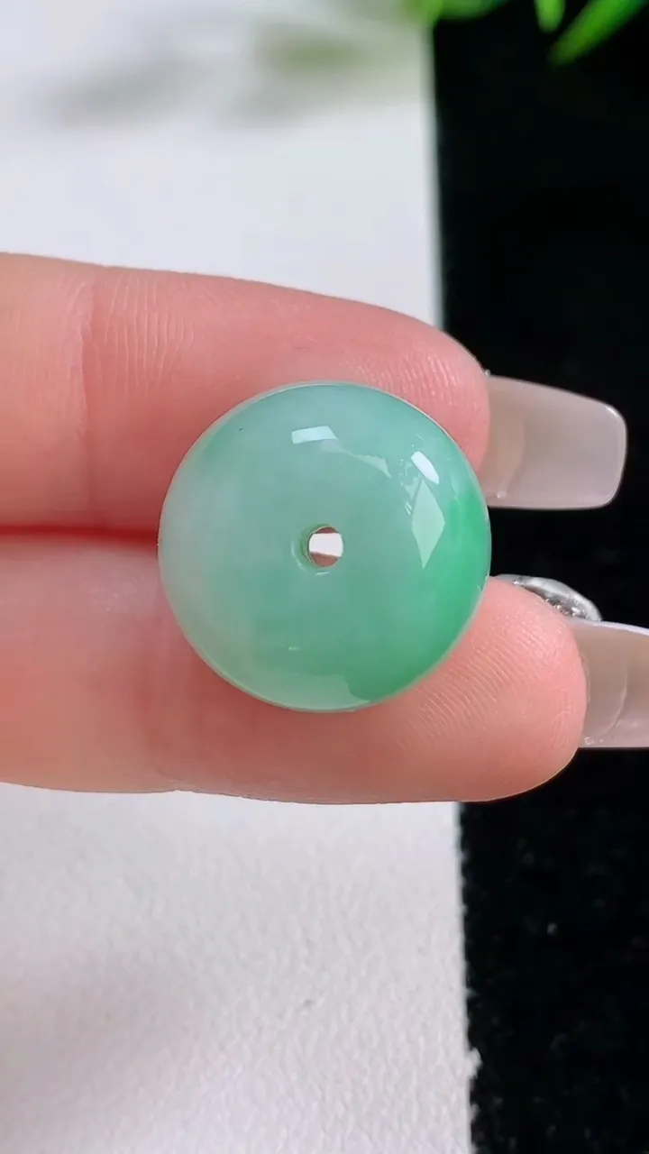 天然A货翡翠路路通吊坠，尺寸17.4-12.8，重量:8.25g
12月24日