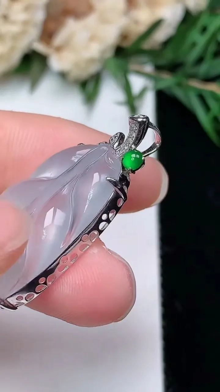 天然A货翡翠白冰金枝玉叶 叶子吊坠，尺寸25.7-15.5-6.6，重量:3.79g
12月24日