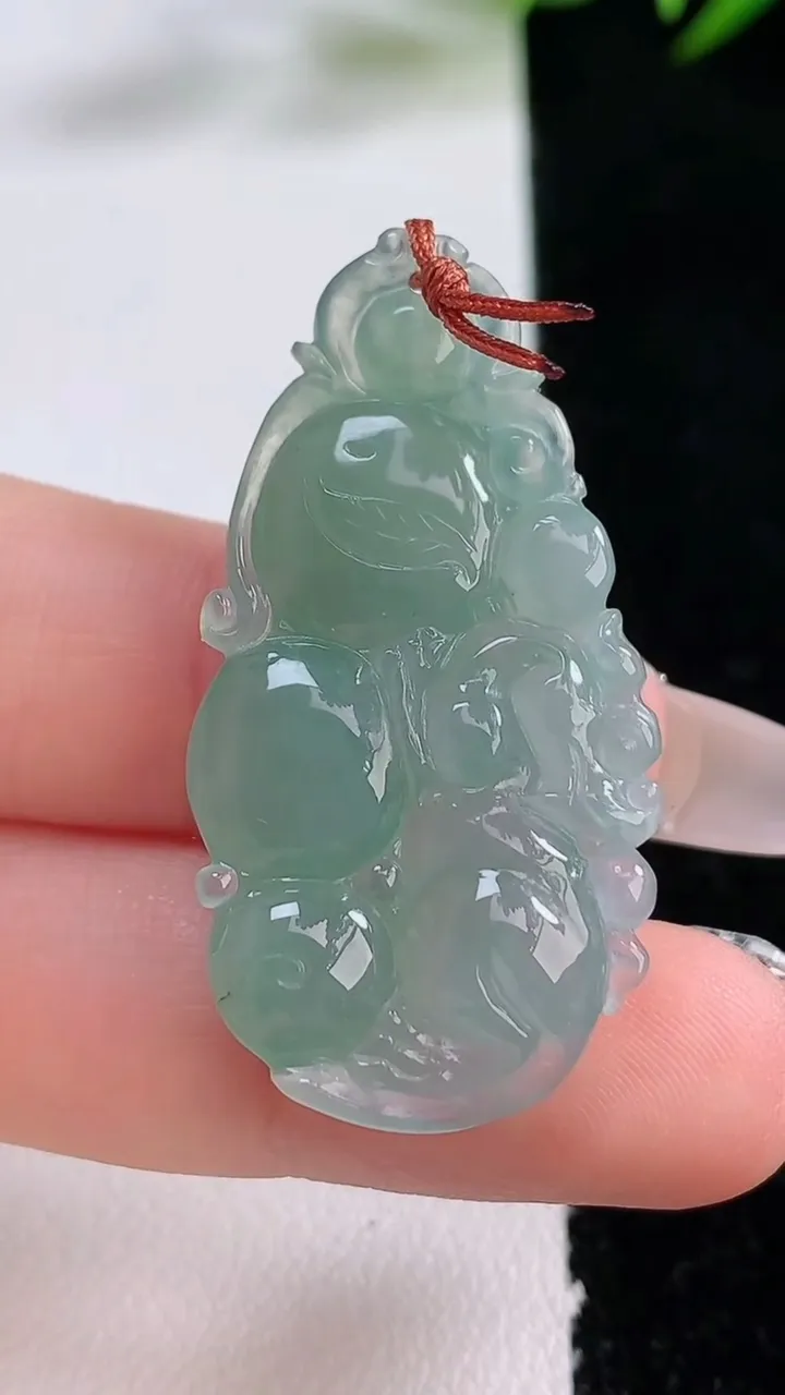 天然A货翡翠貔貅吊坠，尺寸48.3-21-5.3，重量:7.62g
12月24日