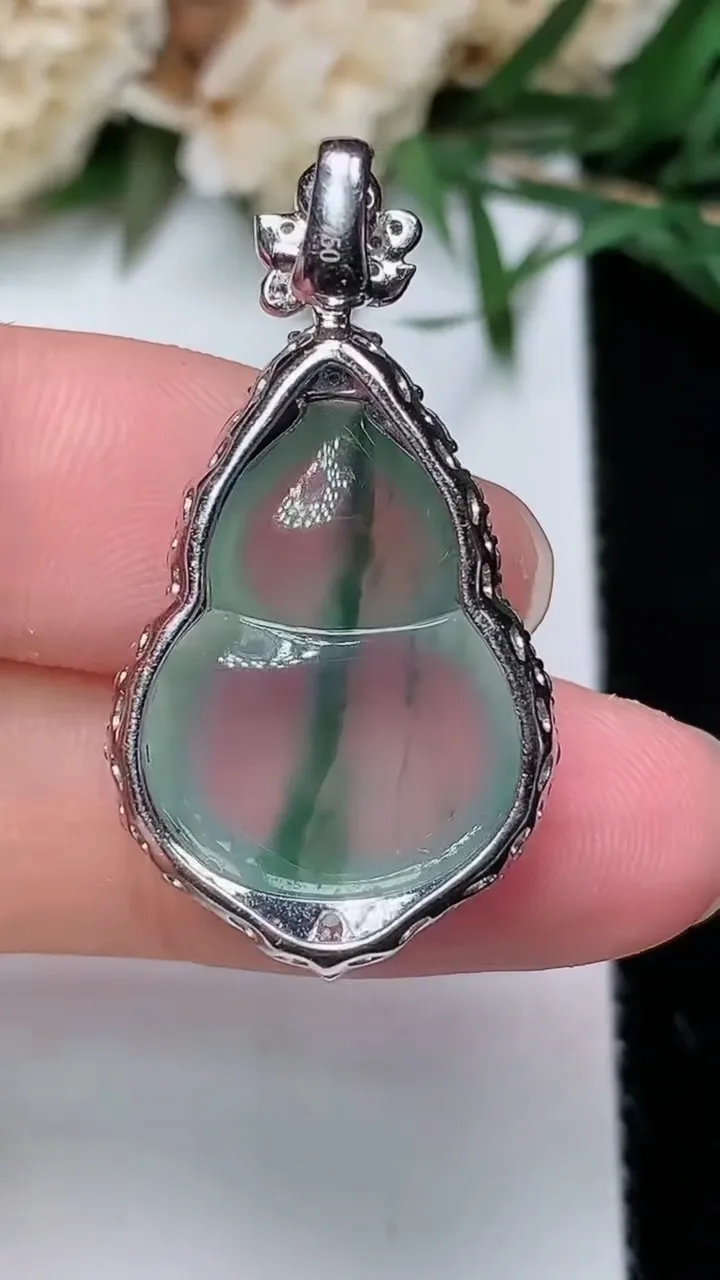 天然A货翡翠飘花葫芦吊坠，尺寸32.3-17.4-8.5，裸石19.6-15
12月24日