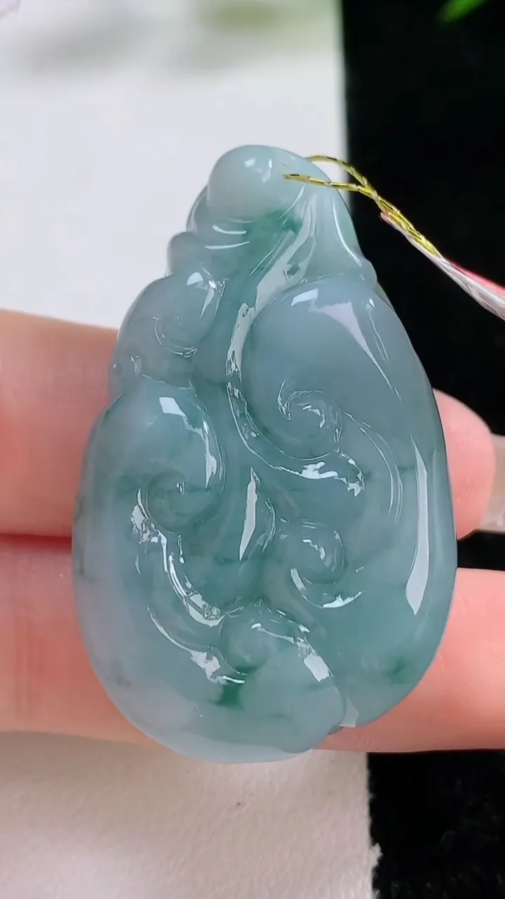 天然A货翡翠飘花如意吊坠，尺寸43.3-26-10.3，重量:21.83g
12月24日