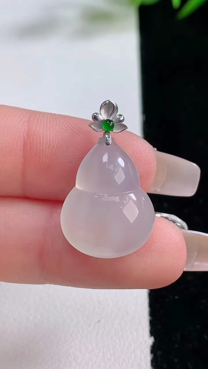 天然A货翡翠种白冰葫芦吊坠，尺寸18.5-15.5-5.7，重量:2.95g
12月24日