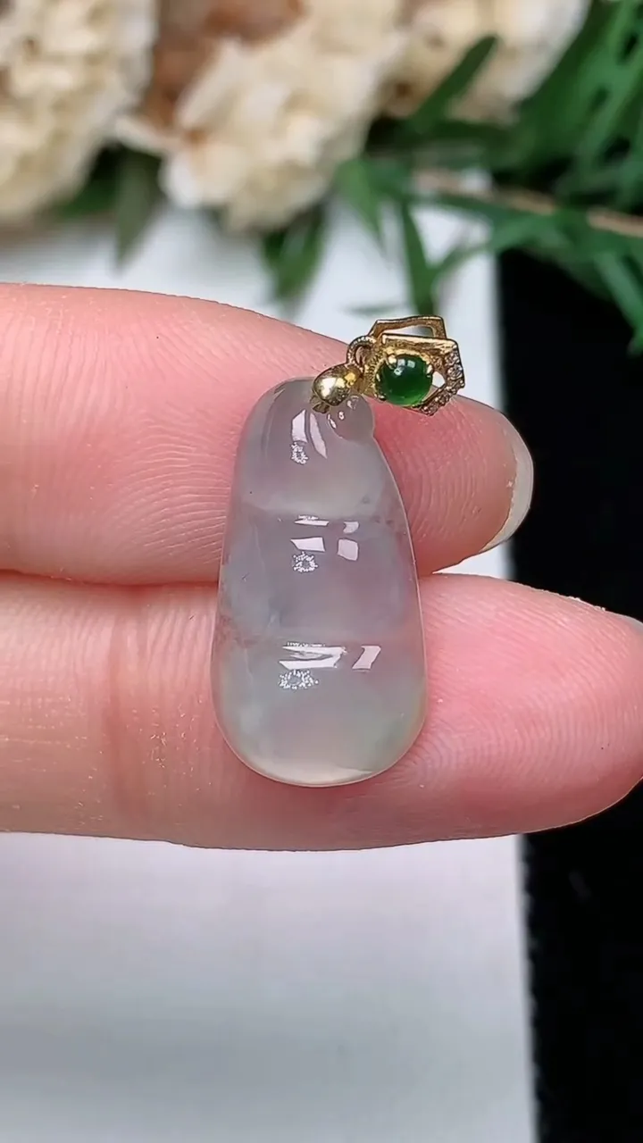 天然A货翡翠白冰福豆吊坠，尺寸17.8-9.5-4.2，重量:1.47g
12月24日