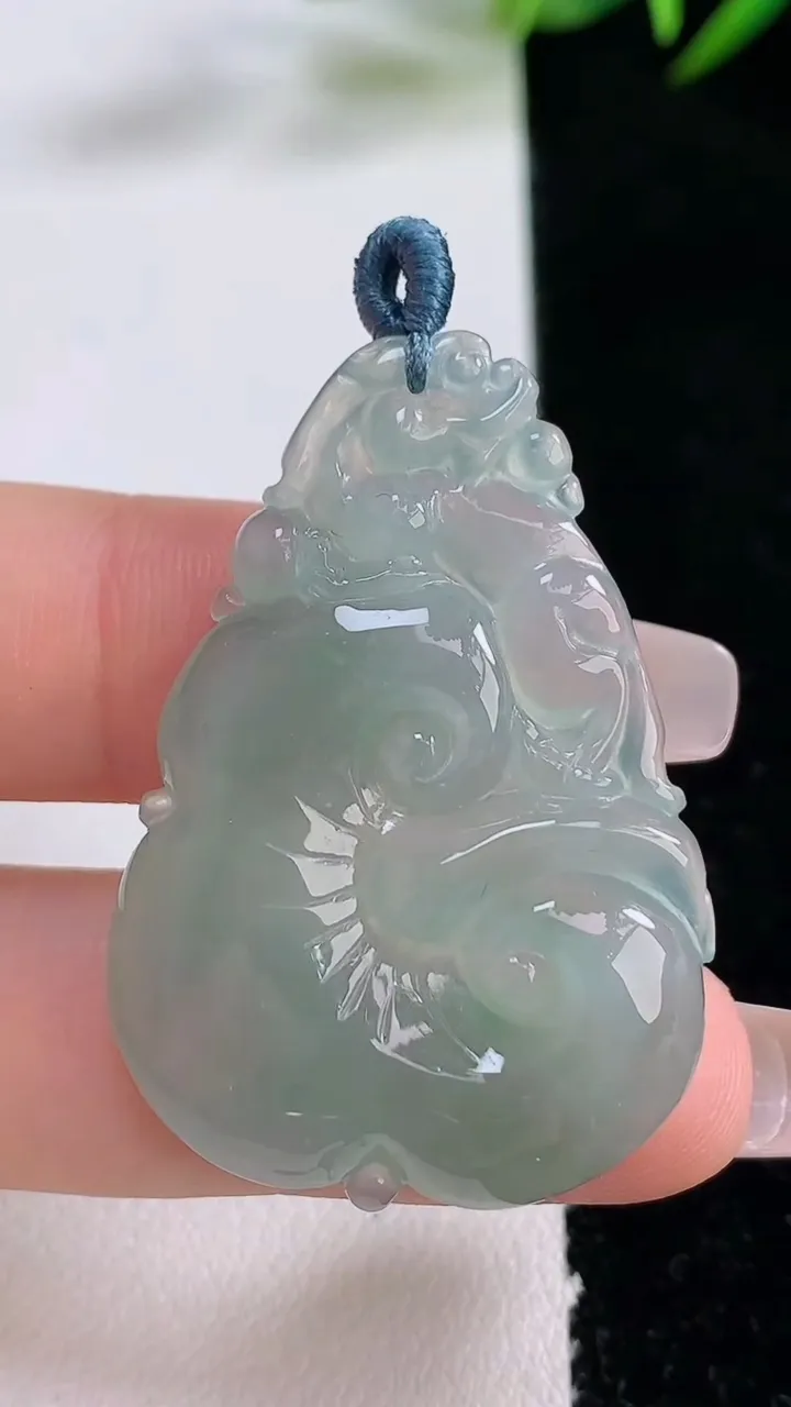 天然A货翡翠如意吊坠，尺寸39.8-27.8-5，重量:10.00g
12月24日