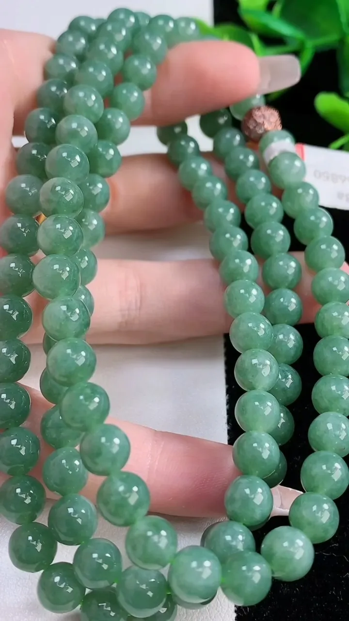 天然A货翡翠圆珠项链，尺寸7.2-108颗，重量:68.26g
12月24日