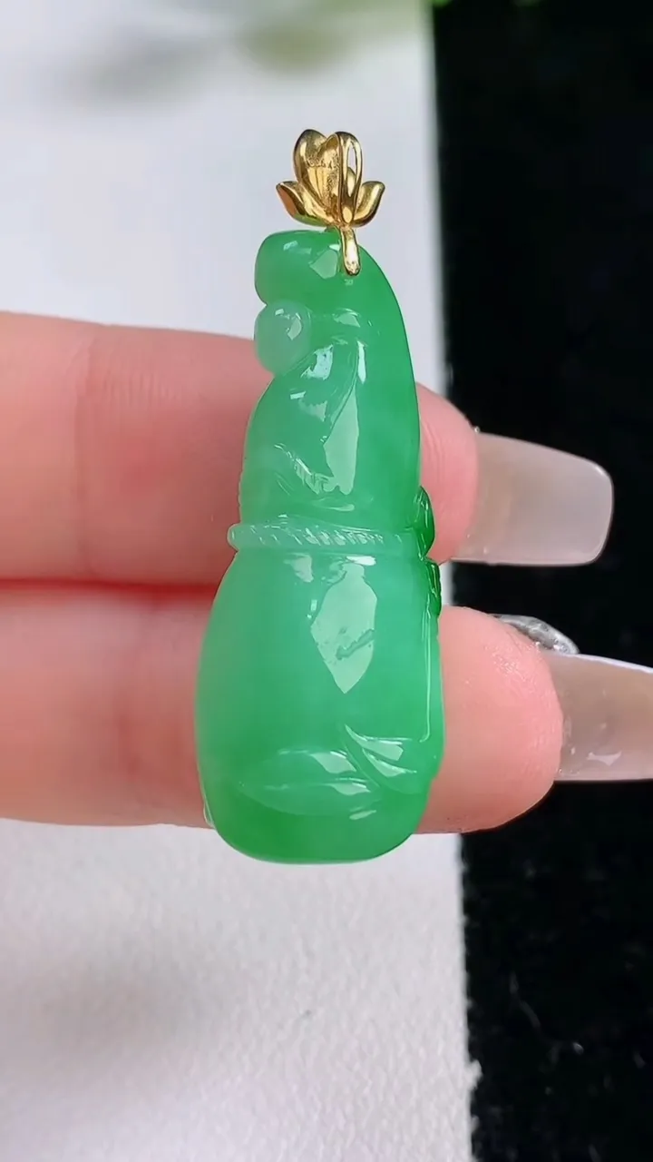 天然A货翡翠葫芦吊坠，尺寸33.4-13.7-9.5，重量:6.44g
12月24日