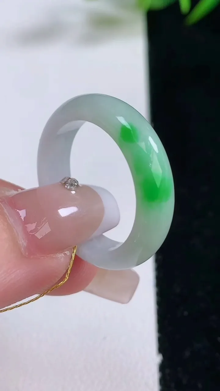 天然A货翡翠指环戒指，尺寸19.8-5.5-3，重量:4.27g2025年12月24日
工厂直销收藏