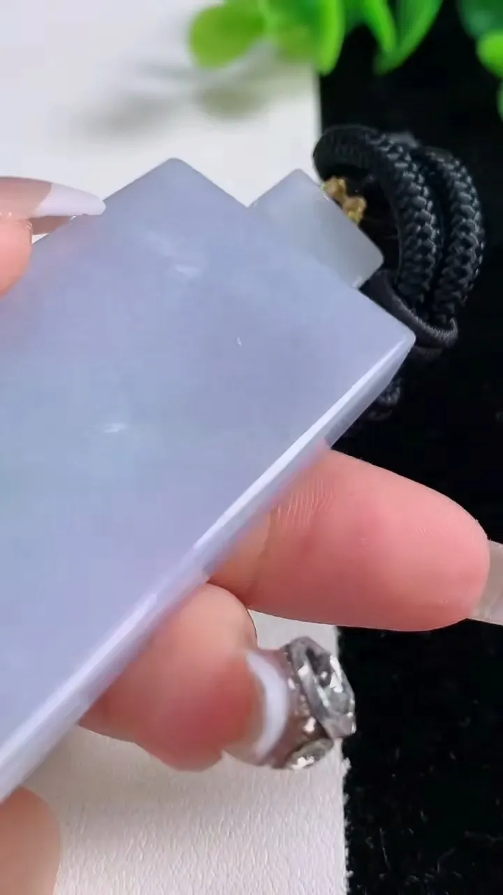 天然A货翡翠春带彩紫罗兰无事牌吊坠，尺寸59-31.2-9.3，重量:62.76g
12月24日