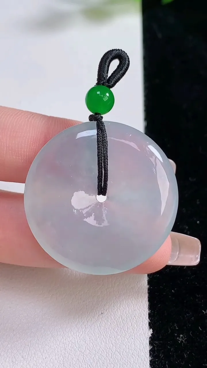 天然A货翡翠种白冰平安扣吊坠，尺寸32.5-5.8，重:11.95g
12月24日