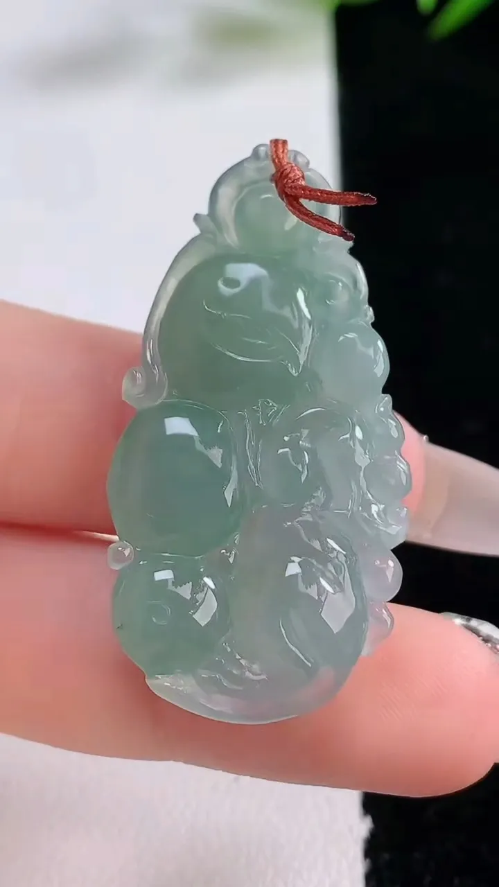 天然A货翡翠貔貅吊坠，尺寸48.3-21-5.3，重量:7.62g
12月24日