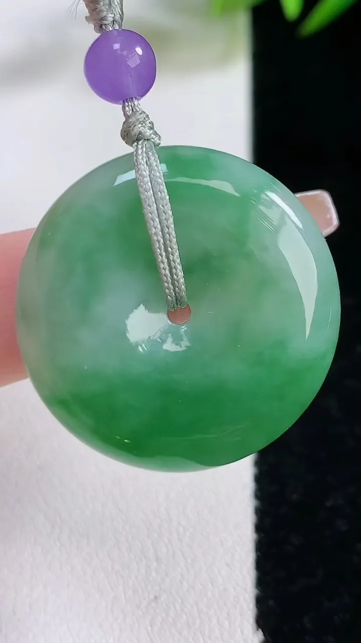 天然A货翡翠吊坠，尺寸20.6-6.8，重:12.20g
12月24日