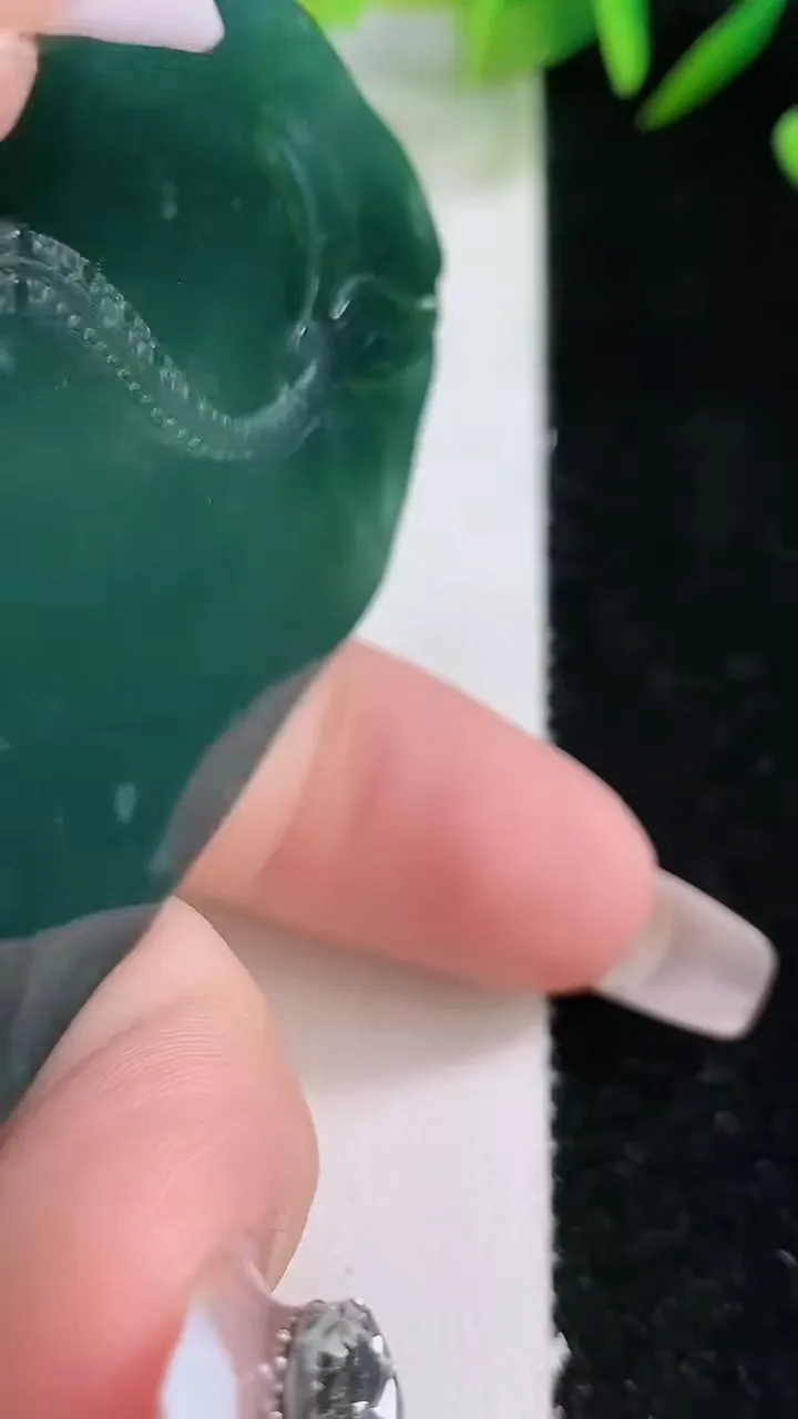 天然A货翡翠蓝水祥龙观音菩萨吊坠，尺寸72-41-10，重:58.02g
12月24日