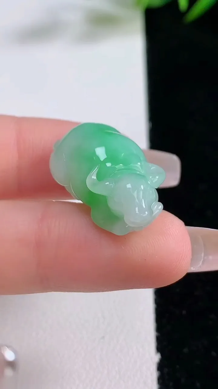 天然A货翡翠生肖牛吊坠，尺寸24-14.7-10.9，重量:6.44g
12月24日