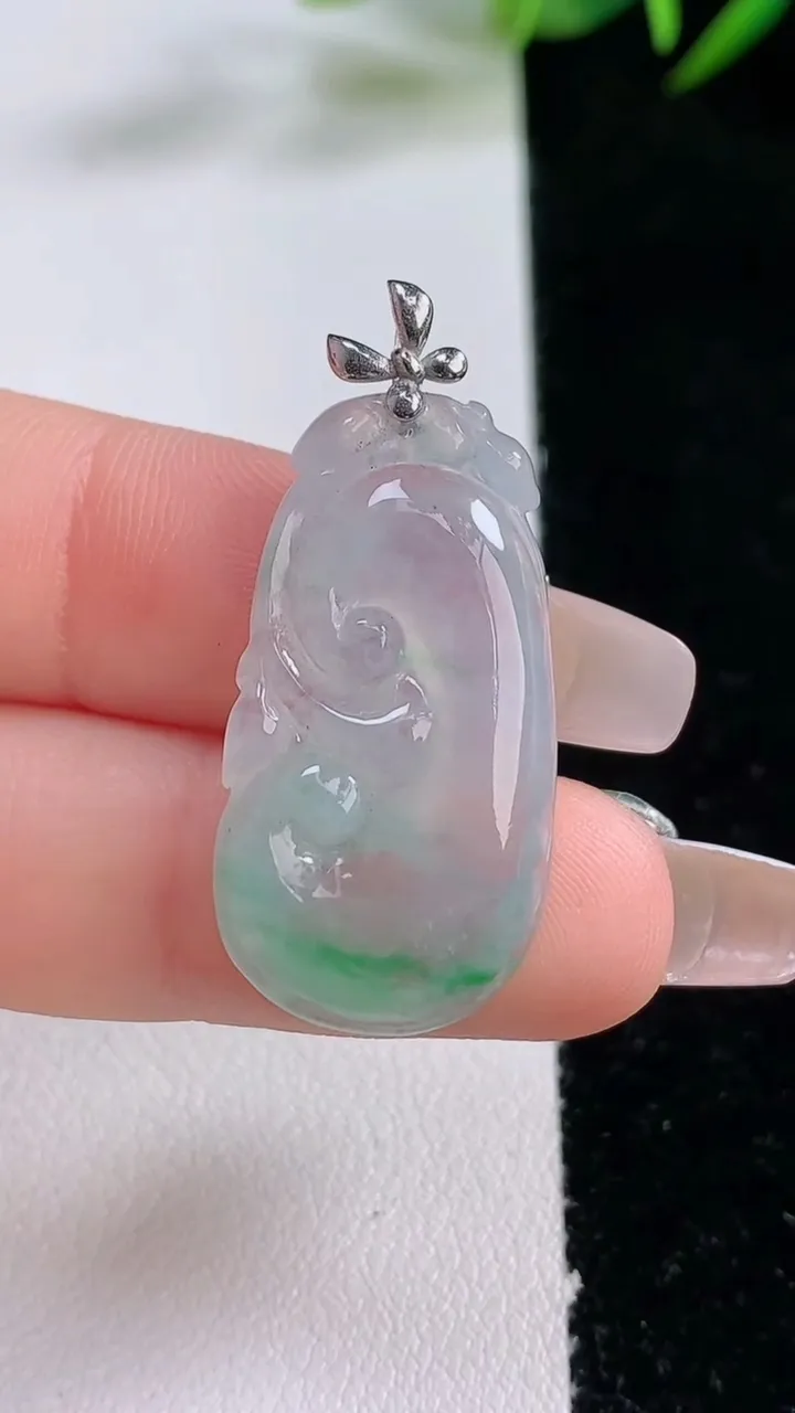 天然A货翡翠如意吊坠，尺寸30-15.8-4，重量:3.72g
12月24日