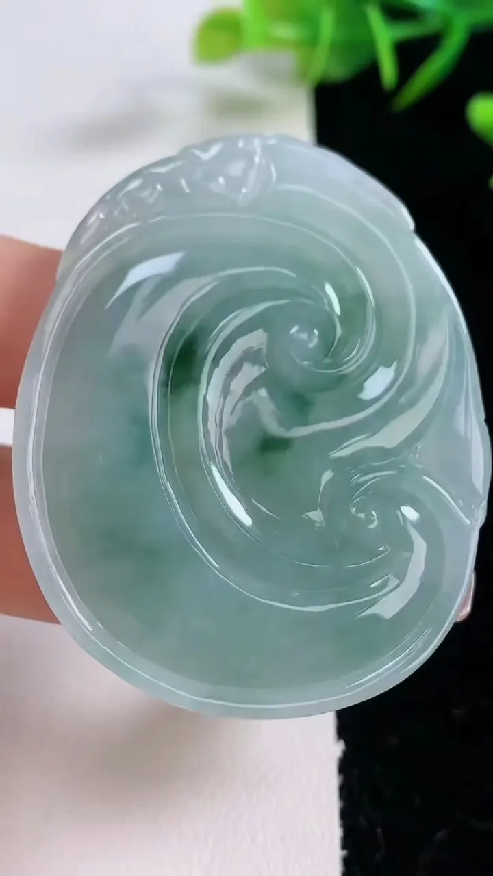 天然A货翡翠飘花如意吊坠，尺寸53-42-5.8，重量:24.05g
12月24日