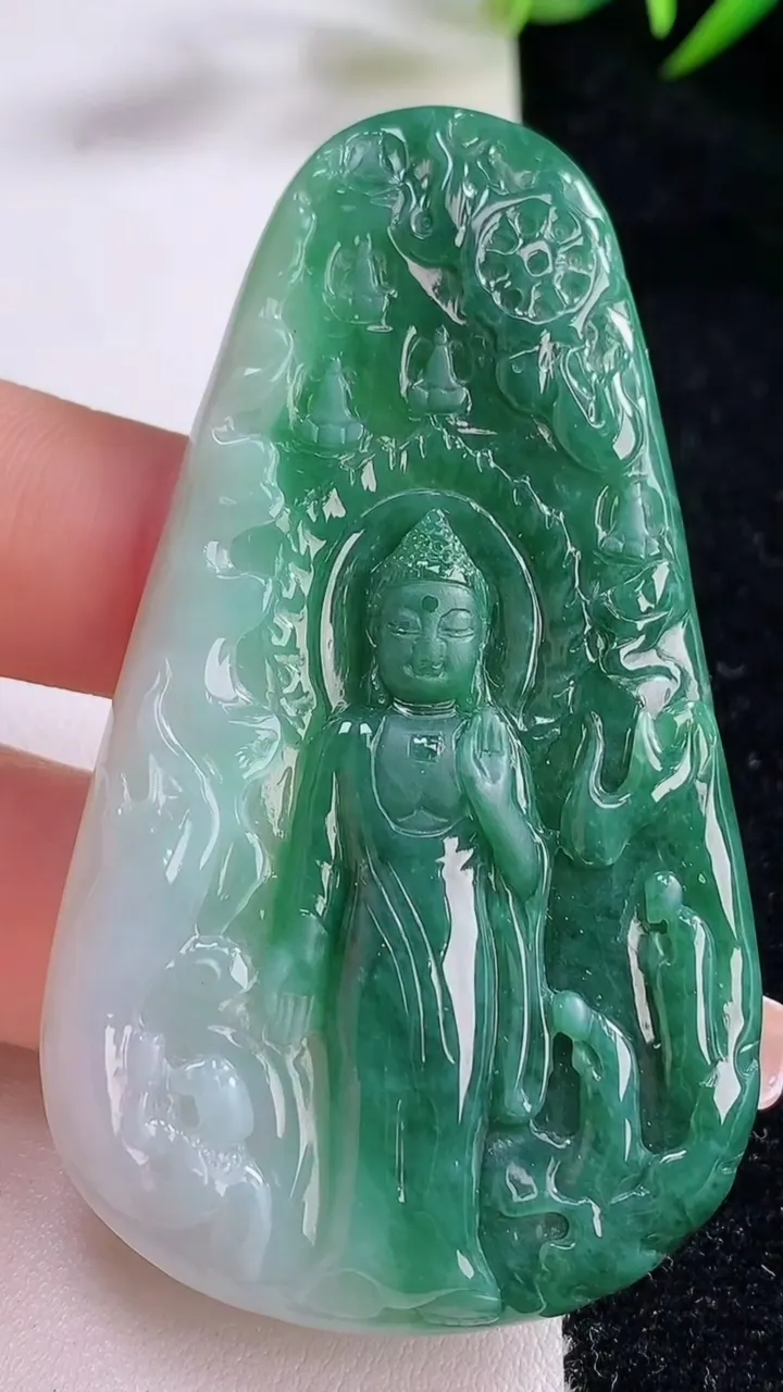 天然A货翡翠阿弥陀佛吊坠，尺寸66-37.6-5.4，重量:25.69g
12月24日