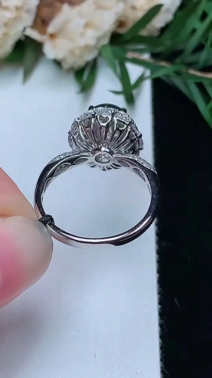 天然A货翡翠蛋面戒指，尺寸17.2-8.2-7.7，重量:3.90g2025年12月24日
工厂直销收藏佳品,种好水足，色泽均匀，有种有色，上手高大气！