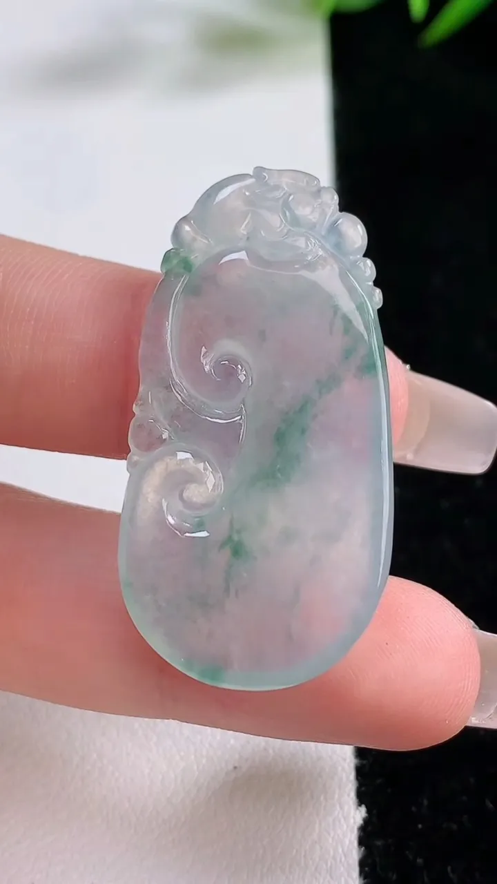 天然A货翡翠冰种飘花如意吊坠，尺寸39-20.4-5.2，重量:7.70g
12月24日