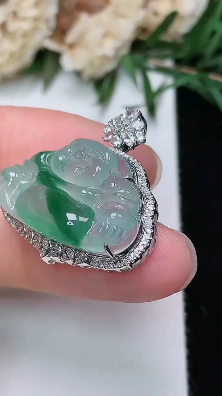 天然A货翡翠佛公吊坠，尺寸25-25.3-8.3，裸石14.7-22.9
12月24日