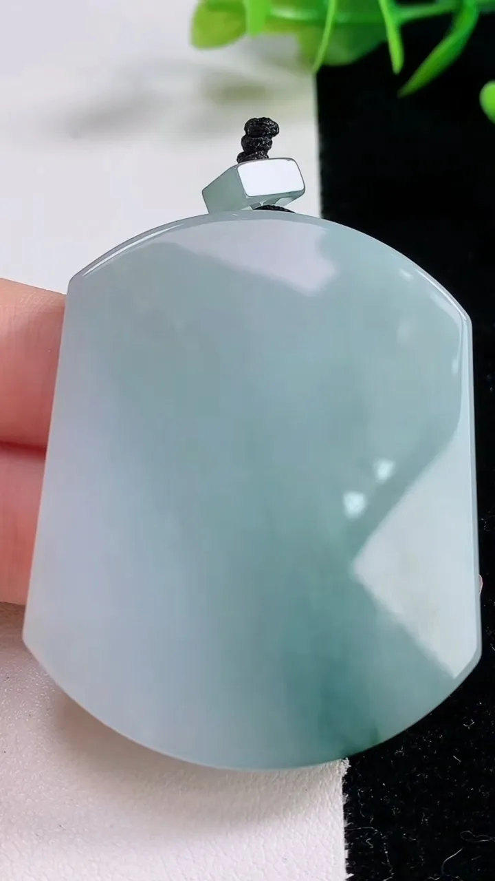 天然A货翡翠飘花无事牌吊坠，尺寸54.2-43.6-6，重量:42.48g
12月24日