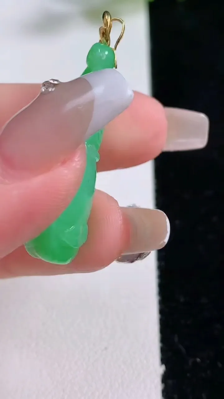 天然A货翡翠葫芦吊坠，尺寸33.4-13.7-9.5，重量:6.44g
12月24日