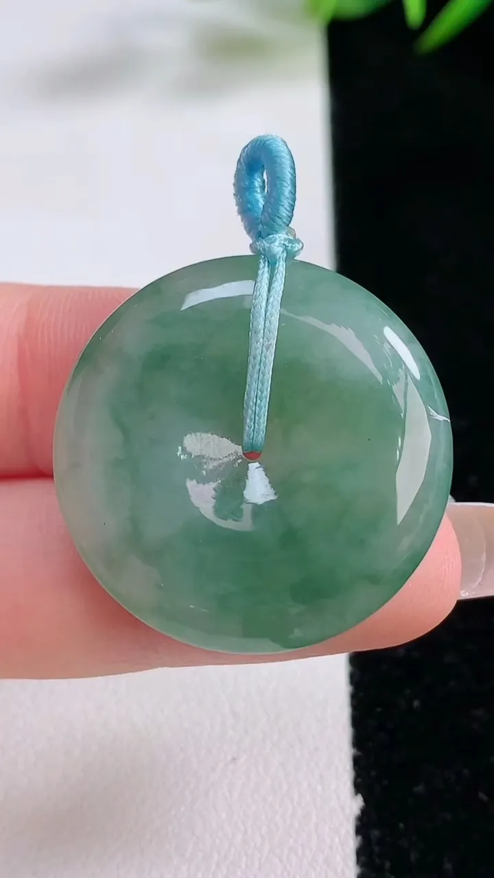 天然A货翡翠飘花平安扣吊坠，尺寸28.5-5.6，重量:10.06g
12月24日