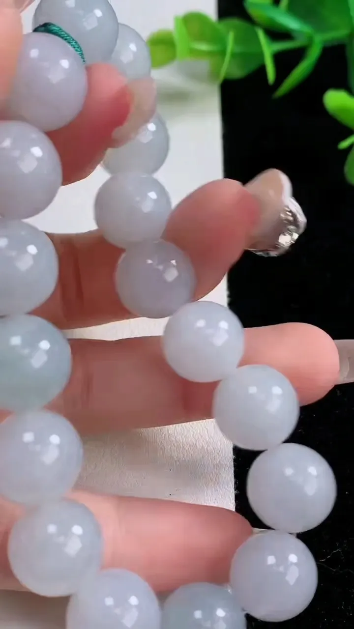 天然A货翡翠圆珠手串，尺寸12.2-17颗，重量:53.80g12月24日
工厂直销收藏佳品,种好水