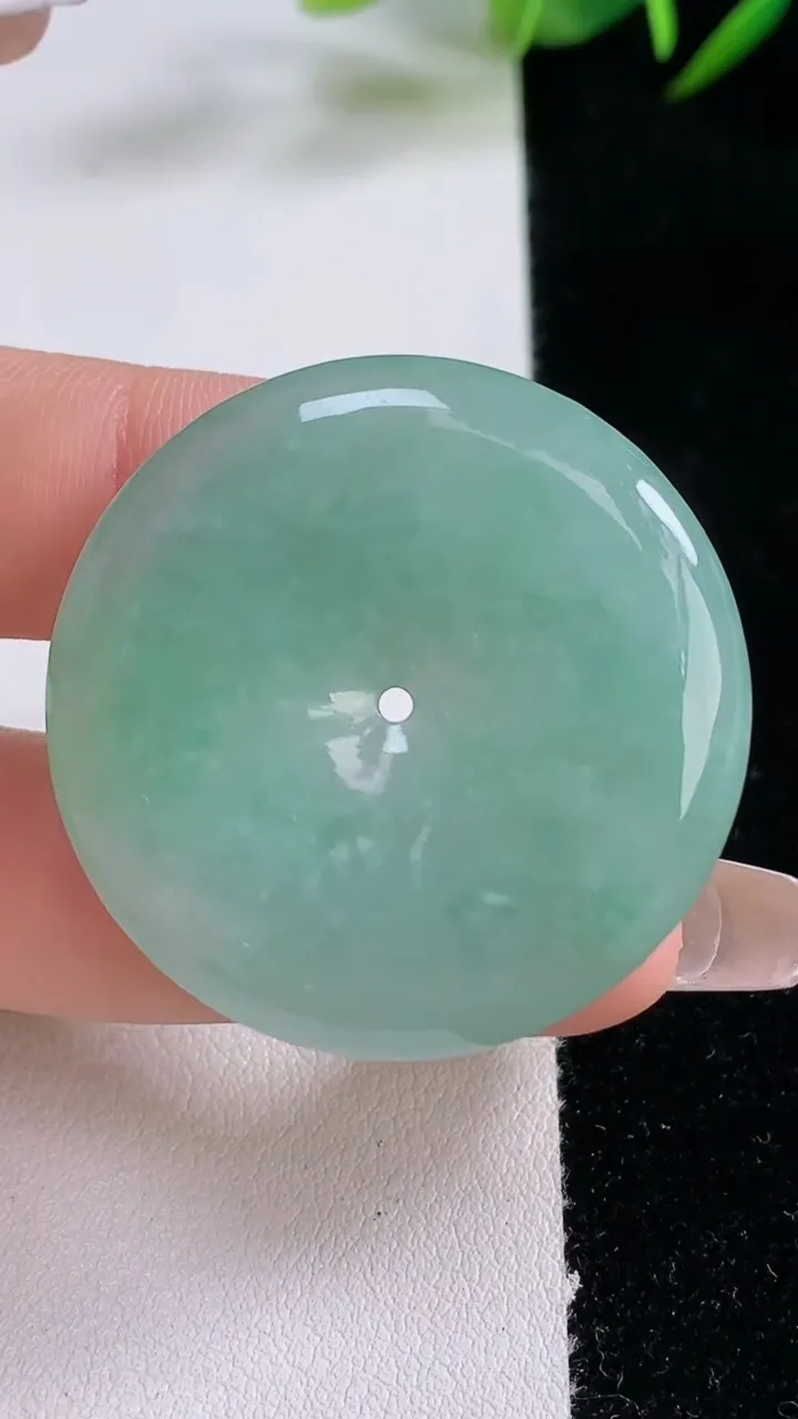 天然A货翡翠平安扣吊坠，尺寸36.7-5.9，重量:17.08g
12月24日