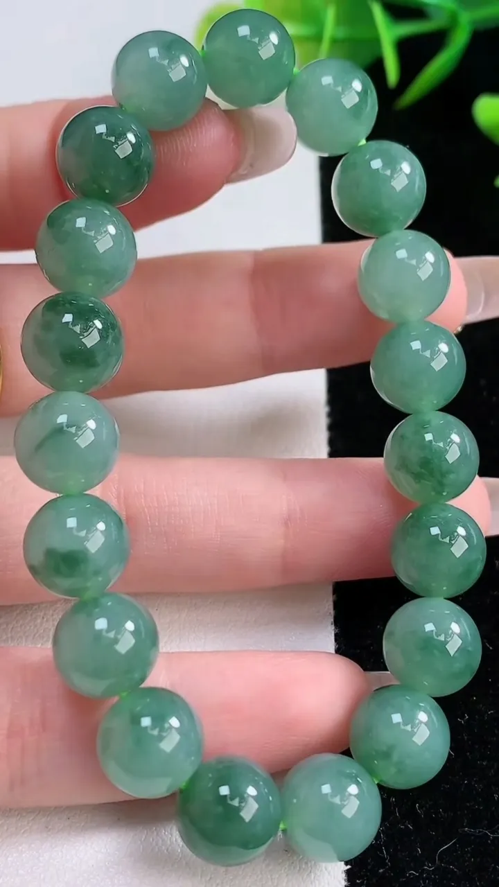 天然A货翡翠圆珠手串，尺寸10-19颗，重量:32.26g12月24日
工厂直销收藏佳品,种好水足，色泽均匀，有种有色，上手高大气！