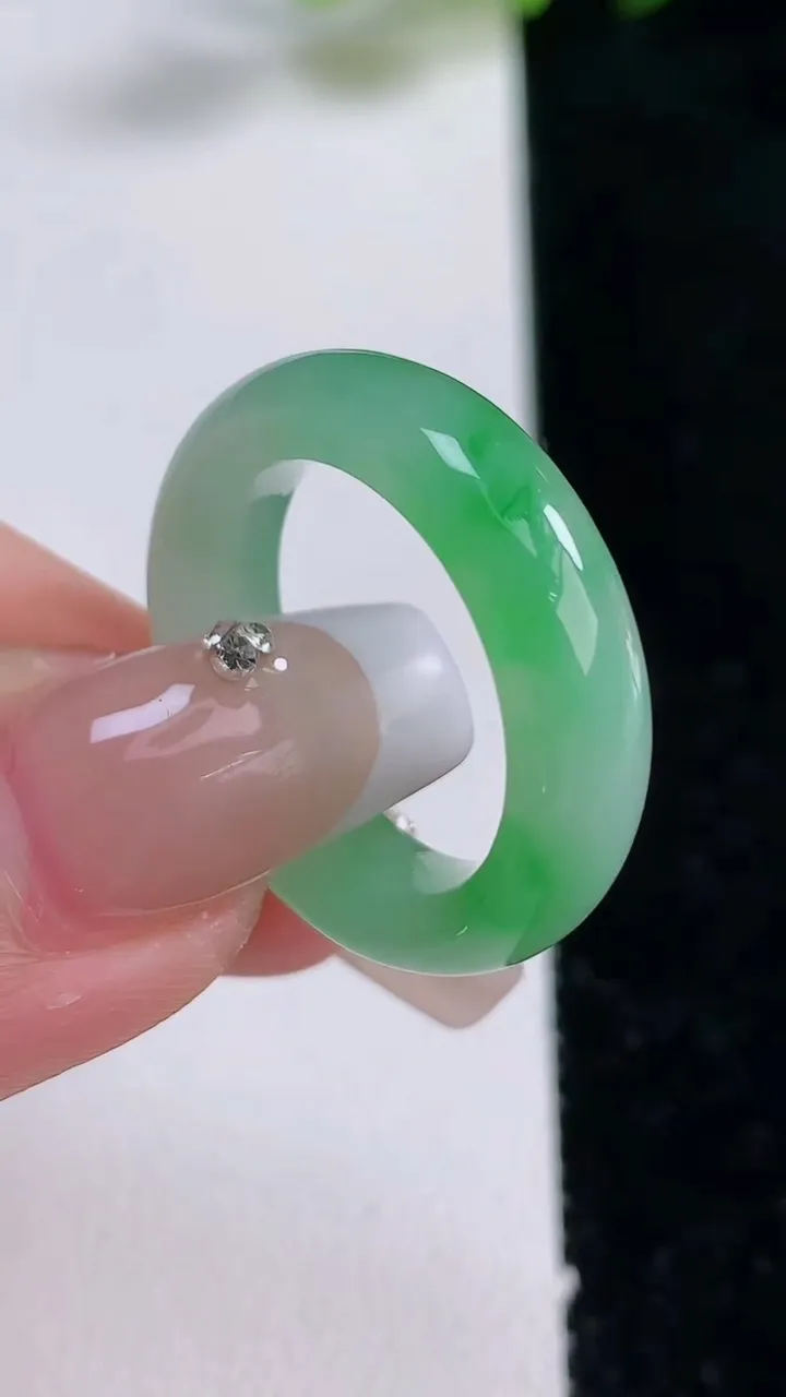 天然A货翡翠指环戒指，尺寸17.7-5.7-3.8，重量:4.99g2025年12月24日
工厂直销